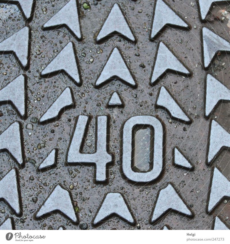 die Zahl 40 aus Metall mit Pfeilen Straße Abdeckung Gully Dekoration & Verzierung Schriftzeichen Ornament alt ästhetisch außergewöhnlich eckig einzigartig braun