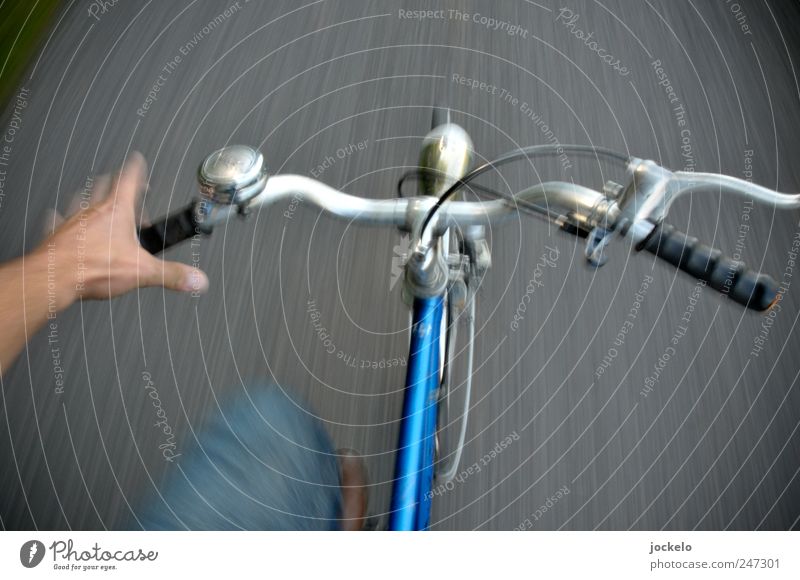Einarmiger Bandit Fahrradfahren Hand Straße Kunststoff gebrauchen fallen blau Begeisterung Euphorie Farbfoto Außenaufnahme Tag Bewegungsunschärfe