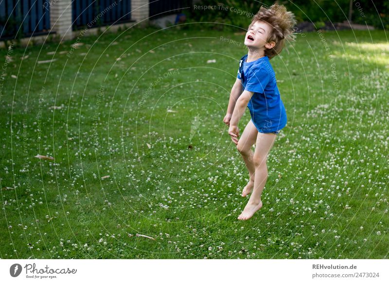 Kind springt Freizeit & Hobby Spielen Mensch Junge Kindheit 1 3-8 Jahre Garten Wiese T-Shirt lachen springen authentisch außergewöhnlich Fröhlichkeit Gesundheit