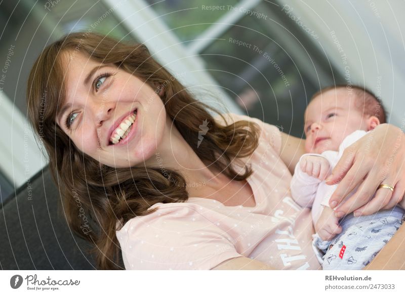 Mutter mit Baby Lifestyle harmonisch Wohlgefühl Wohnung Mensch feminin Erwachsene 2 0-12 Monate 30-45 Jahre festhalten Lächeln leuchten klein natürlich Glück