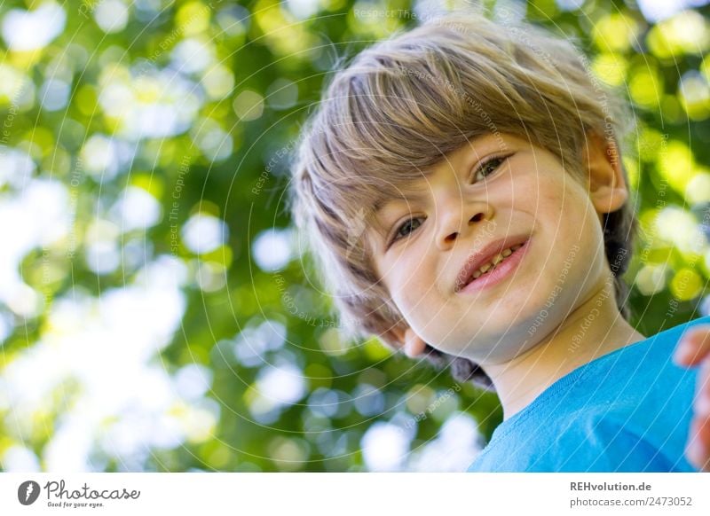 Kind lächelt im Grünen Mensch Junge Kindheit Körper Gesicht 1 3-8 Jahre Umwelt Natur Frühling Sommer Baum Wald Lächeln authentisch Fröhlichkeit Glück klein