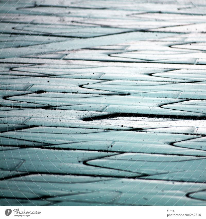 Wet Street Floating Regen Straße Stein nass Bodenplatten feucht Regenwasser Farbfoto Gedeckte Farben Außenaufnahme Muster Strukturen & Formen