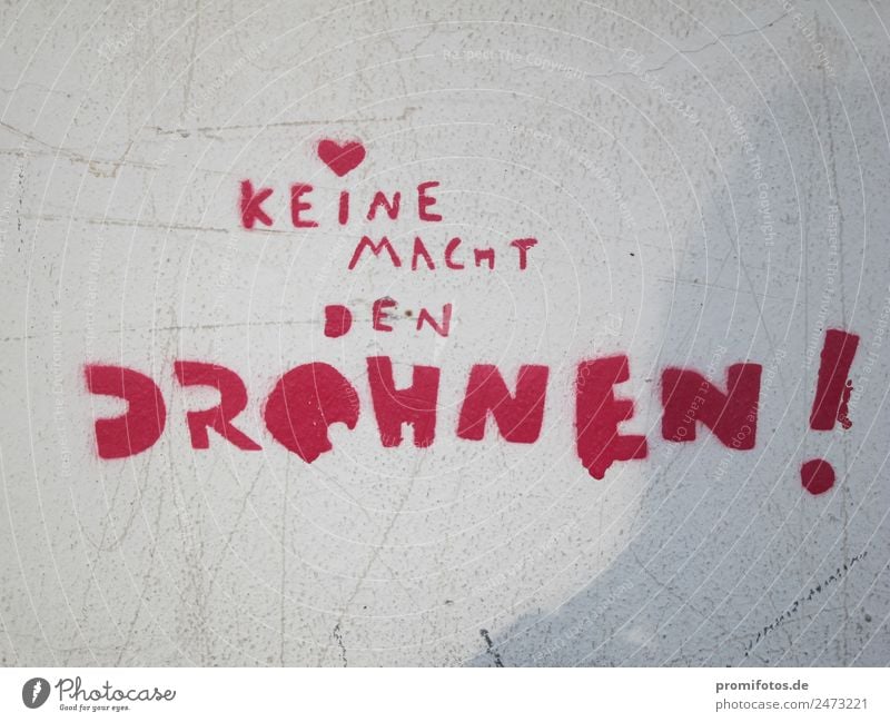 Graffiti: Keine Macht den Drohnen Waffengewalt Frieden Mauer Wand Fluggerät Zeichen Schriftzeichen Aggression rot Rache Gewalt Politik & Staat "Wirtschaft,"
