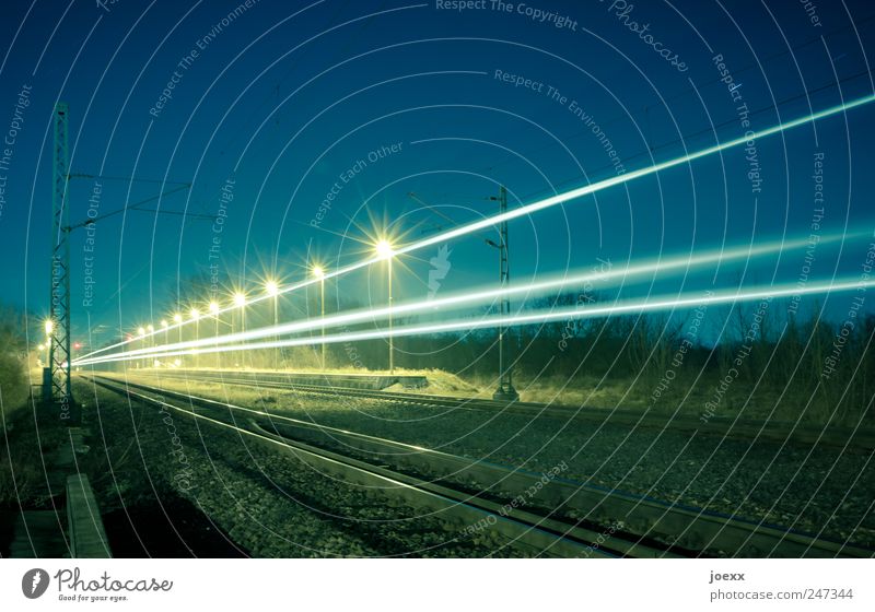Schnell Zug Himmel Schönes Wetter Schienenverkehr Bahnsteig Gleise fahren Geschwindigkeit blau gelb Leuchtspur Strommast Farbfoto mehrfarbig Außenaufnahme