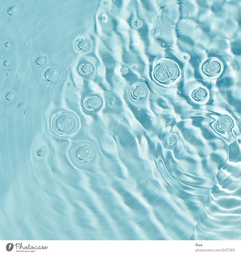 blubb Wasser Wassertropfen nass natürlich blau abstrakt Kreis Schwimmbad Farbfoto Außenaufnahme Nahaufnahme