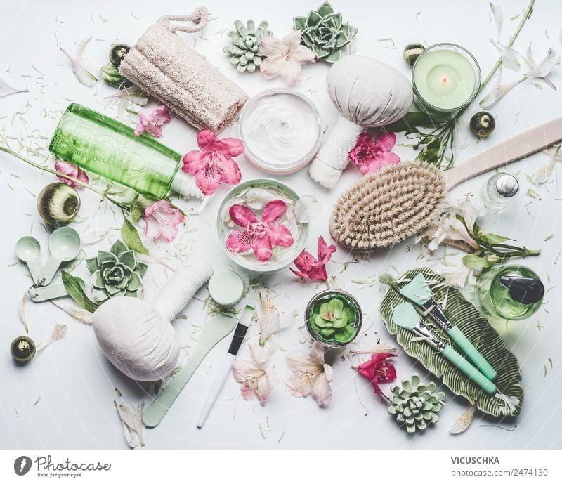 Spa, Wellness und Kosmetik mit Blumen und Duftkerzen Stil Design Freude schön Körperpflege Gesundheit Behandlung Massage Häusliches Leben Wohnzimmer Natur