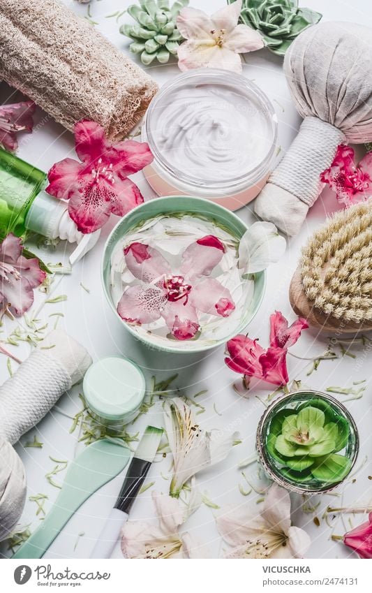 Spa und Wellness mit Blumen und Kosmetik Stil Design schön Körperpflege Gesundheit Massage Wohnzimmer Natur rosa Farbfoto Studioaufnahme Vogelperspektive