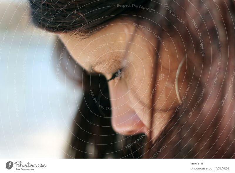 vertieft Stil Mensch feminin Frau Erwachsene Haut Kopf Haare & Frisuren 1 Ohrringe Wimpern Auge Denken nachdenklich Detailaufnahme Farbfoto Außenaufnahme