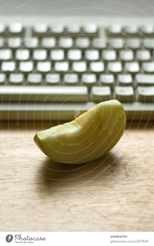 Apfelachtel Arbeit & Erwerbstätigkeit ausgewogenheit Büro Computer Ernährung Lebensmittel Gesundheit Gesunde Ernährung Mittag Frucht geschnitten Snack Tastatur