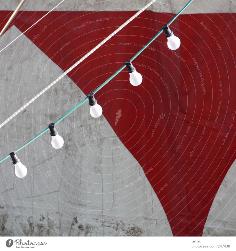 Schlüppi mit Beleuchtung Lampe Kabel Schnur hängen leuchten dreckig grau rot Glühbirne Elektronik elektronisch Zelt angeordnet Lücke Leuchtstoff Zeltplane
