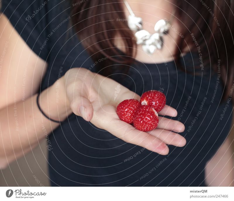 Eigene Ernte. Natur ästhetisch Erntehelfer finden entdecken 3 Erdbeeren Frau Präsentation Hand zeigen festhalten Oberkörper rot Farbfleck Sommer Fundus Farbfoto