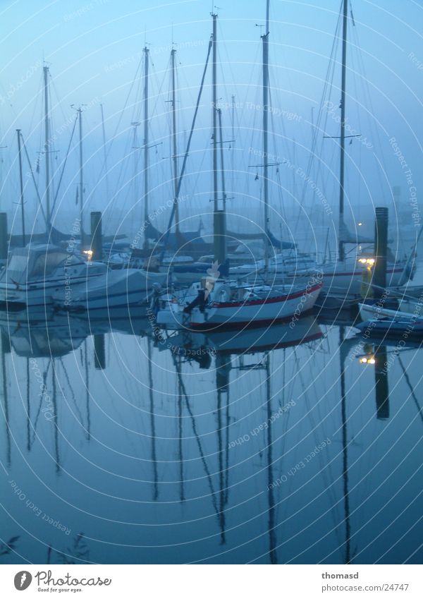Morgenlicht am Hafen Segelboot Morgendämmerung Nebel Nordsee
