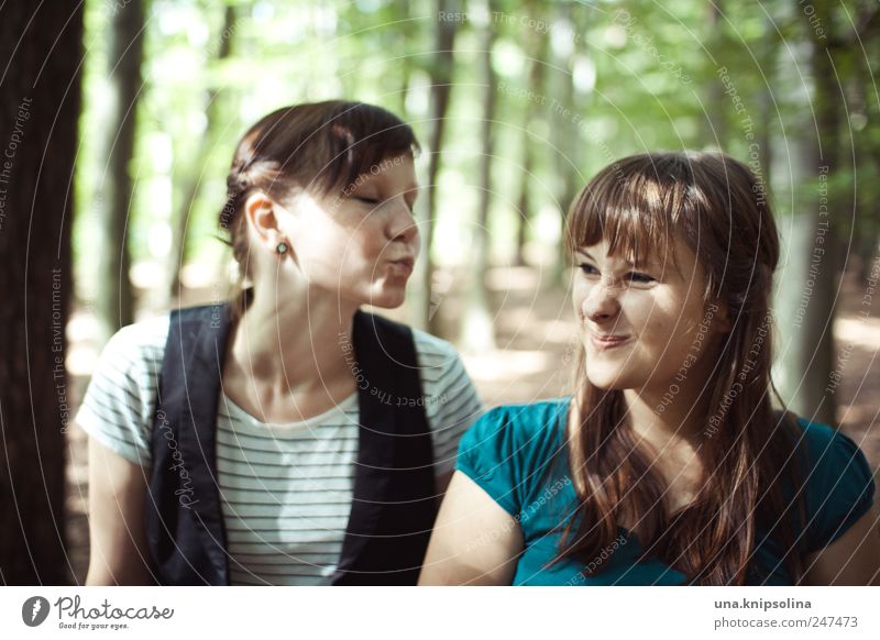 küss müch Freude feminin Junge Frau Jugendliche Erwachsene 2 Mensch 18-30 Jahre Umwelt Natur Schönes Wetter Wald brünett Küssen lachen frech Fröhlichkeit frisch