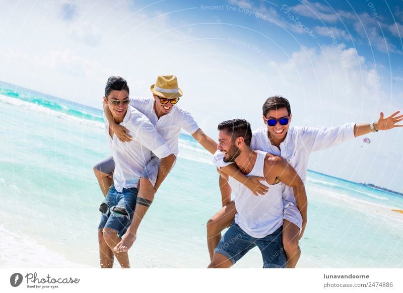 Vier Freunde im Urlaub Lifestyle Freude Ferien & Urlaub & Reisen Tourismus Sonne Strand Homosexualität Mann Erwachsene Freundschaft Paar 4 Mensch 18-30 Jahre