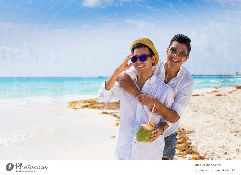 Schwules Paar im Urlaub in Cancun Lifestyle Stil Freude Ferien & Urlaub & Reisen Tourismus Sonne Strand Hochzeit Homosexualität Mann Erwachsene Freundschaft
