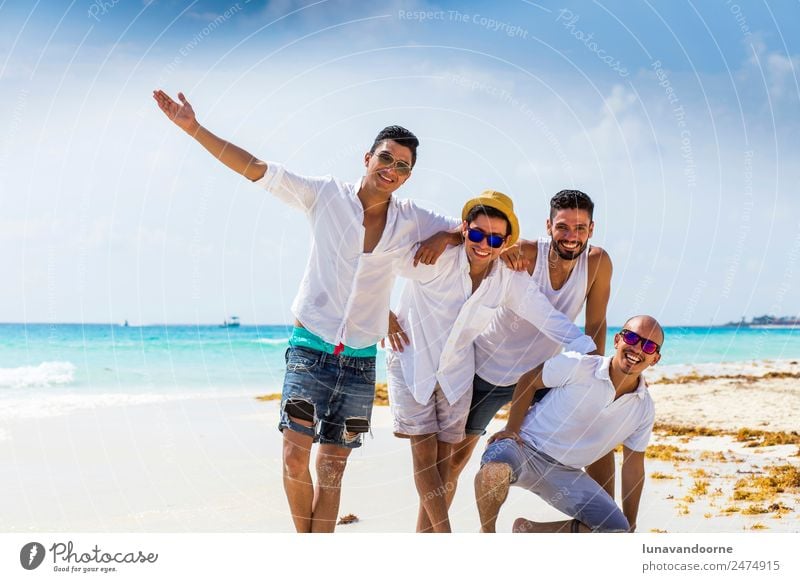 Vier finden Freunde am Strand von Cancun. Lifestyle Freude Ferien & Urlaub & Reisen Tourismus Freundschaft Paar 4 Mensch 18-30 Jahre Jugendliche Erwachsene Mode