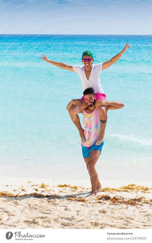 Zwei Freunde in Cancun, die mit Stolz feiern. Lifestyle Stil Freude Ferien & Urlaub & Reisen Tourismus Sonne Strand Freundschaft Paar 2 Mensch 18-30 Jahre