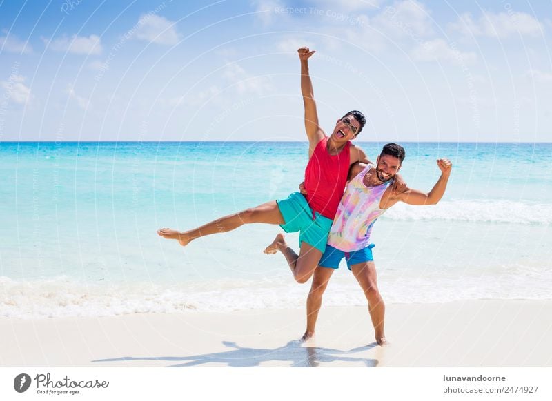 Zwei Männer feiern mit Stolz den Monat am Strand. Lifestyle Stil Freude Ferien & Urlaub & Reisen Tourismus Sonne Homosexualität Mann Erwachsene Freundschaft