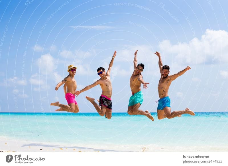 Vier schwule Männer, die am Strand springen. Lifestyle Freude Ferien & Urlaub & Reisen Tourismus Homosexualität Mann Erwachsene Freundschaft Paar 4 Mensch