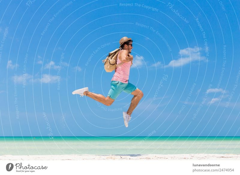 Mann, der am Strand springt. Lifestyle Sommer Sonne Meer Mensch Homosexualität Himmel Mode Bekleidung Sonnenbrille fliegen springen blau Fröhlichkeit Optimismus