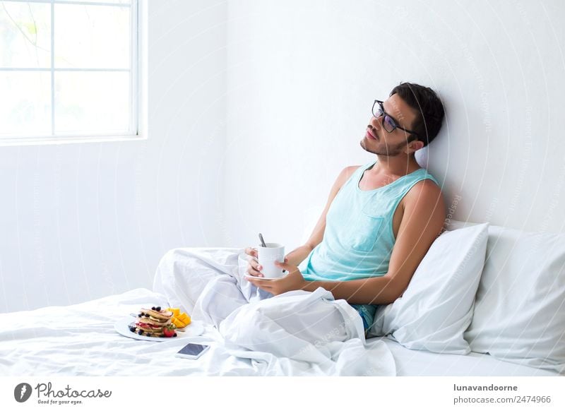 Lateinischer Mann beim Frühstück im Bett Dessert Mittagessen Kaffee Teller ruhig Homosexualität Erwachsene lecker weiß Einsamkeit Körperpflege Beeren Blogger