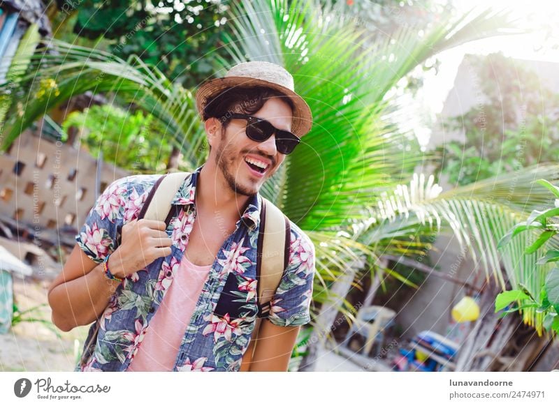Lateinischer Mann auf Reisen in Mexiko Lifestyle Erholung Freizeit & Hobby Ferien & Urlaub & Reisen Abenteuer Sommer Insel Homosexualität Erwachsene Natur Hemd