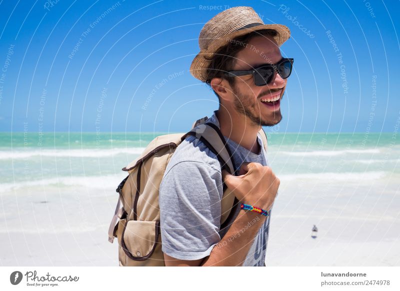 Junger Reisender am Strand mit Hut und Rucksack Lifestyle exotisch Erholung Freizeit & Hobby Ferien & Urlaub & Reisen Abenteuer Freiheit Sommer Sonne Mensch