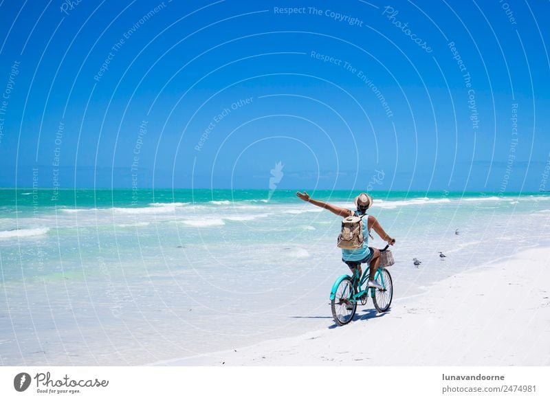 Ein Mann fährt mit dem Fahrrad am Meeresufer. Lifestyle Freude Erholung Ferien & Urlaub & Reisen Freiheit Sommer Sonne Strand Sport Fahrradfahren Homosexualität