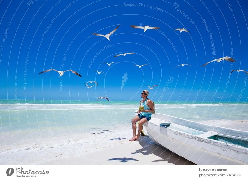 Reisender mit einem Budget, der eine Kokosnuss am Strand trinkt. trinken Lifestyle exotisch Glück Erholung Freizeit & Hobby Abenteuer Freiheit Sommer Sonne