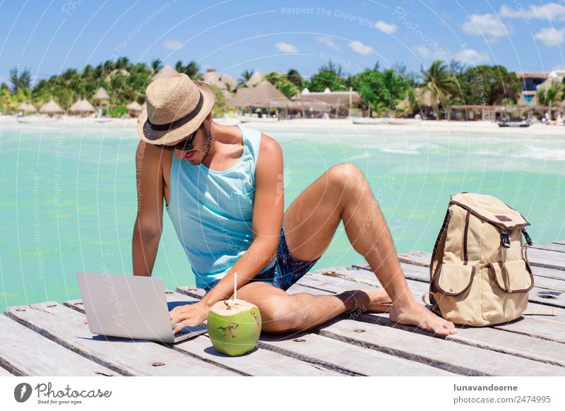 Reisender, der am Strand an diesem Laptop arbeitet. Lifestyle Glück Erholung Ferien & Urlaub & Reisen Sommer Arbeit & Erwerbstätigkeit Business Computer