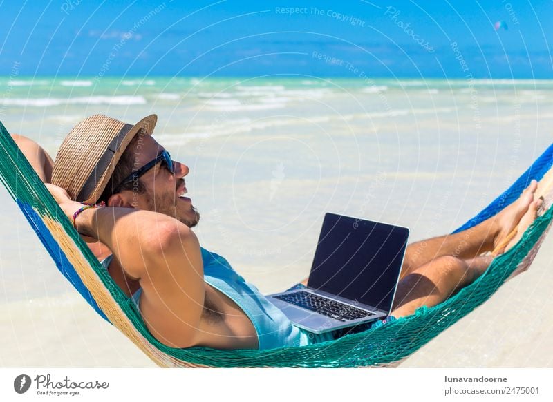Digitaler Nomade, Fernarbeiter mit einem Laptop auf einer Hängematte Lifestyle Ferien & Urlaub & Reisen Sommer Strand Arbeit & Erwerbstätigkeit Business