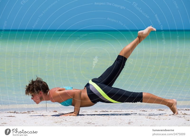 Frau, die Yoga am Strand praktiziert. Erholung Sommer Insel Sport Erwachsene 1 Mensch 18-30 Jahre Jugendliche Natur Sand Bikini sportlich stark blau