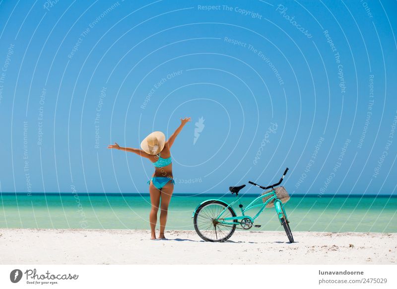 Frau und Fahrrad am Strand Lifestyle Freude schön Freizeit & Hobby Ferien & Urlaub & Reisen Freiheit Sommer Fahrradfahren Mensch Erwachsene Arme Natur Sand