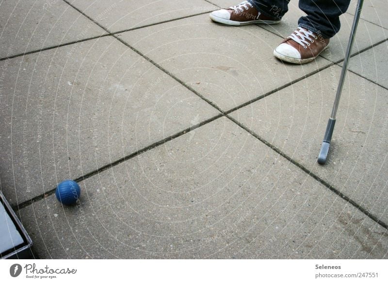 Abschlag Freizeit & Hobby Spielen Minigolf Mensch Fuß 1 Schuhe Ball Golfball Beton Golfschläger Farbfoto Außenaufnahme Textfreiraum Mitte Tag