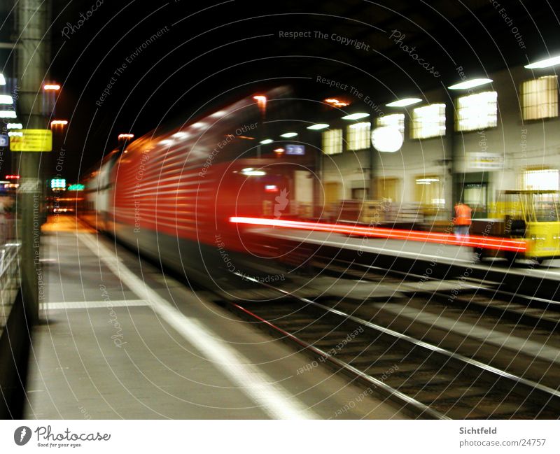 bye, bye Lichtzug... unterwegs Mobilität Eisenbahn Nacht Stil rot Geschwindigkeit Basel Schweiz Stadt Spuren Verkehr SBB Bahnhof Güterverkehr & Logistik Red