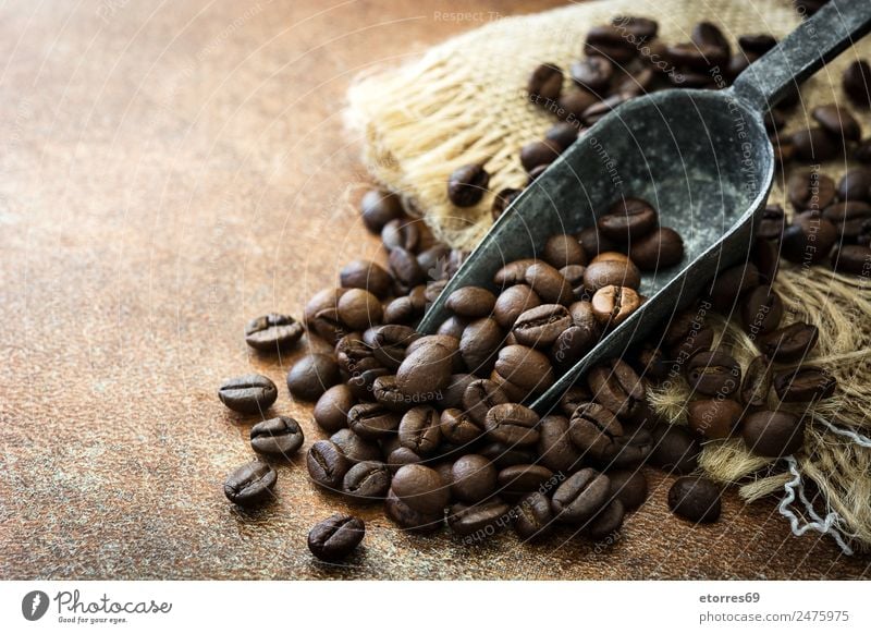 Gebratene Kaffeebohnen und Löffel Lebensmittel Getreide Ernährung Frühstück Bioprodukte Vegetarische Ernährung Diät Getränk Espresso braun Sucht Bohnen