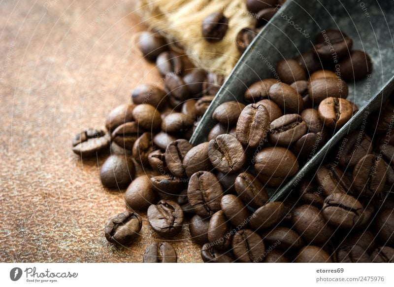 Gebratene Kaffeebohnen und Löffel Lebensmittel Getreide Getränk braun Bohnen gebraten trinken Koffein aromatisch Frühstück Afrikanisch Arabien natürlich