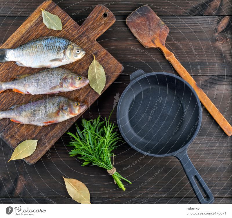 Gereinigter Flussfisch von der Schuppe Fisch Meeresfrüchte Kräuter & Gewürze Ernährung Abendessen Diät Pfanne Tisch Tier Holz frisch oben retro braun schwarz