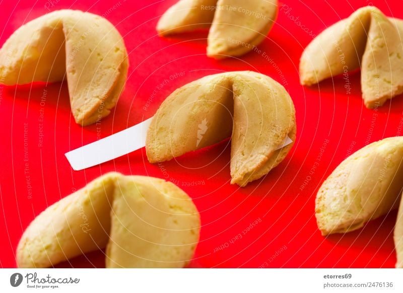 Glückskekse auf rotem Hintergrund Lebensmittel Kuchen Dessert Ernährung Plätzchen Chinese Mitteilung süß Bäckerei Muster Kunst Kultur Snack Foodfotografie Text