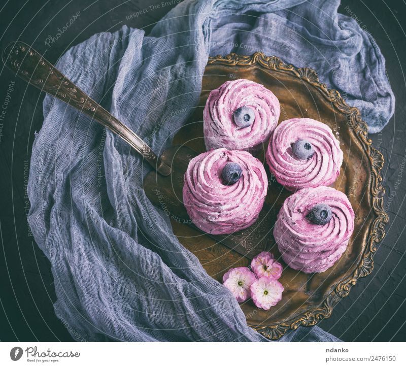große runde Marshmallows Dessert Süßwaren Löffel Essen natürlich oben weich grau rosa Mousse Serviette luftig Hintergrund Beeren Blaubeeren Kuchen Konfekt