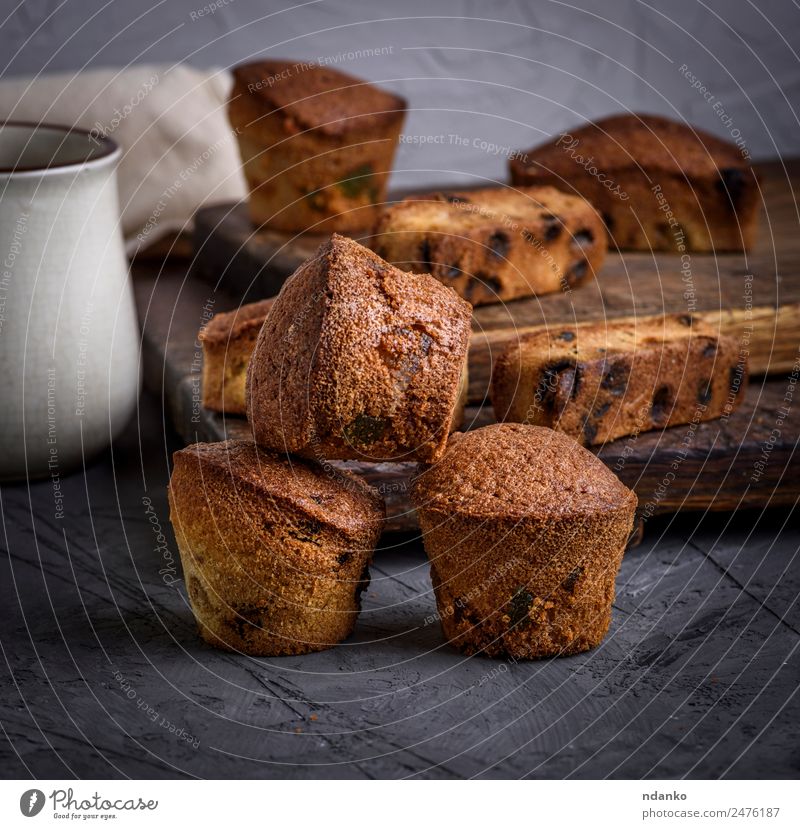 kleine runde gebackene Cupcakes Frucht Brot Kuchen Dessert Süßwaren Essen braun schwarz Tradition getrocknet Hintergrund Zucker süß Spielfigur gebastelt