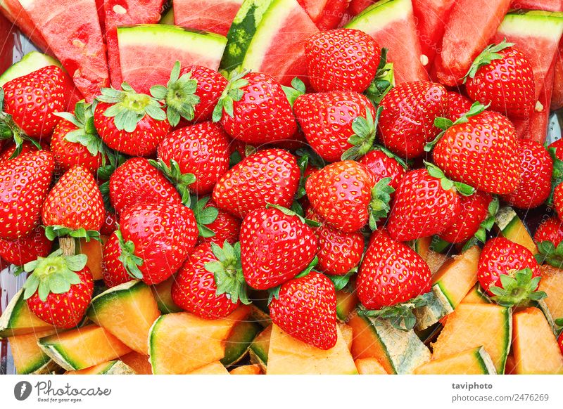 texturierter Strauß von Erdbeeren Frucht Dessert Ernährung Essen Vegetarische Ernährung Diät schön Natur glänzend frisch lecker natürlich saftig grün rot Farbe
