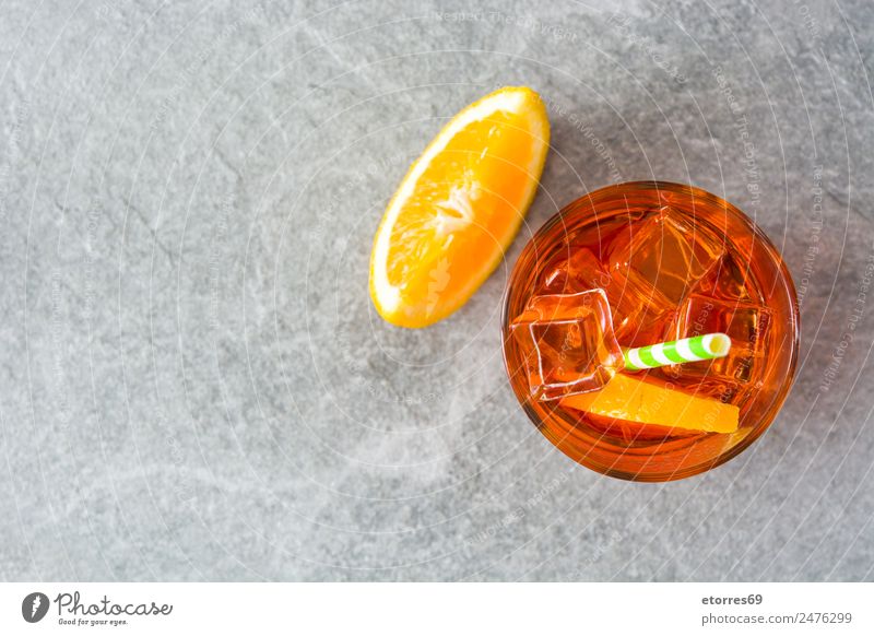 Aperol Schorle Cocktail Getränk Erfrischungsgetränk Alkohol Spirituosen Longdrink Becher Glas gut kalt saftig süß grau orange Italienisch Frucht Sommer