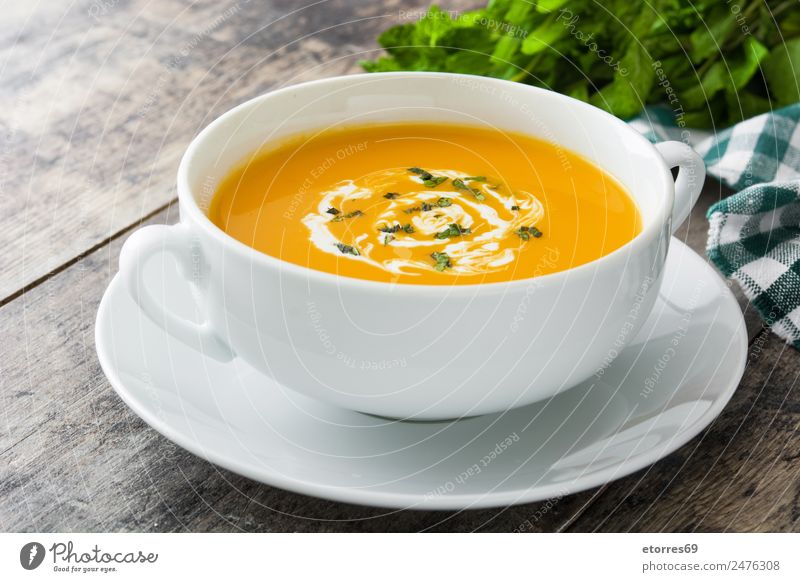 Kürbissuppe in weißer Schale Lebensmittel Gemüse Suppe Eintopf Ernährung Bioprodukte Vegetarische Ernährung Diät Heißgetränk Schalen & Schüsseln Löffel