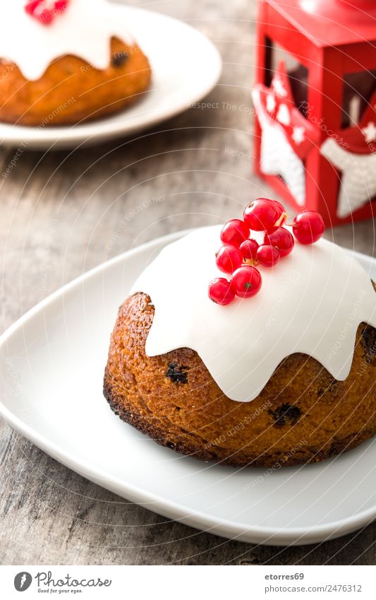 Weihnachtspudding auf Holztisch Lebensmittel Kuchen Dessert Süßwaren Ernährung Weihnachten & Advent braun rot weiß Pudding Foodfotografie Tradition gebastelt