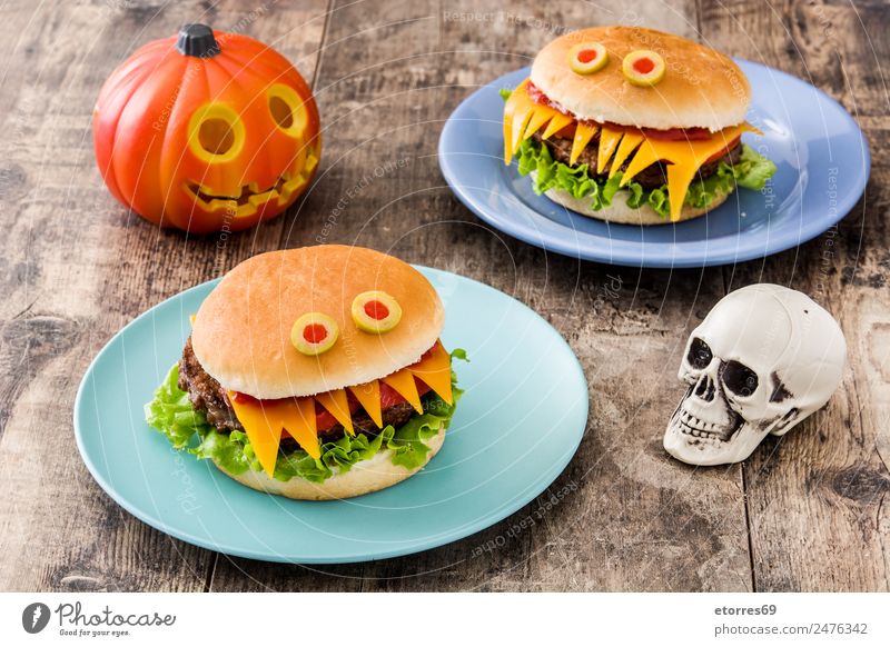 Halloween Burger Monster auf Holz Hamburger Lebensmittel Gesunde Ernährung Foodfotografie lustig Angst Fleisch Feste & Feiern Jahreszeiten Saison Käse Ketchup