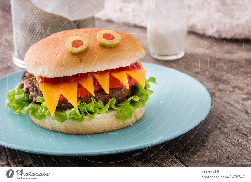 Halloween Burger Monster auf Holz Hamburger Lebensmittel Foodfotografie lustig Angst Fleisch Feste & Feiern Jahreszeiten Saison Käse Ketchup Tomate Salat