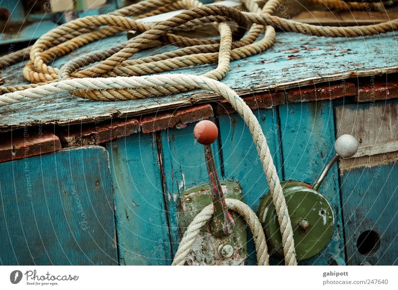 Nicht mehr mit voller Kraft voraus Küste Verkehrsmittel Schifffahrt Bootsfahrt Fischerboot Seil An Bord Hebelschalter kaputt trashig trist blau grün rot