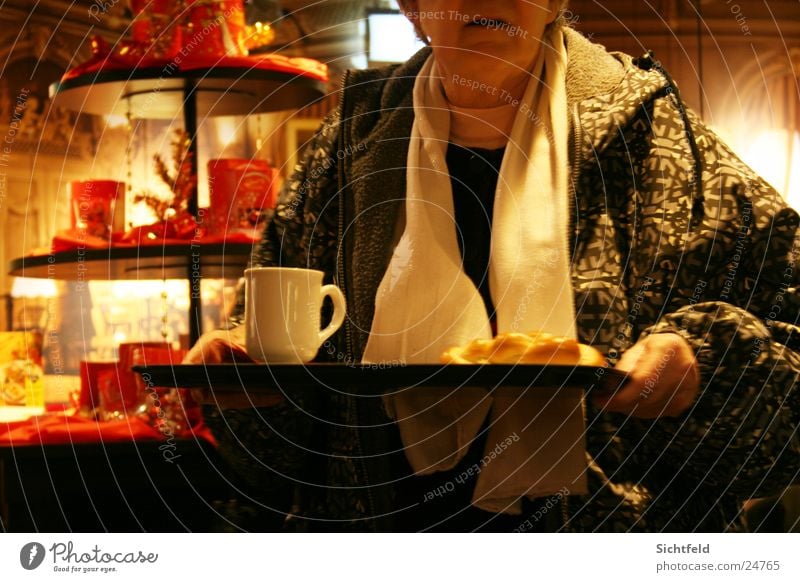 Oma im Bistro Senior Zopf Schal Straßencafé Bar Restaurant Licht Tablett Frau Weiblicher Senior Morgen Schoggi Tee Kaffee Weihnachten & Advent