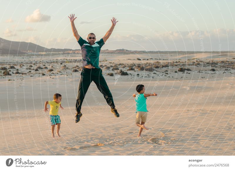 Familienhüpfen auf den Dünen von Corralejo Freude Glück Erholung Spielen Ferien & Urlaub & Reisen Insel Kind Mensch maskulin Junge Junger Mann Jugendliche